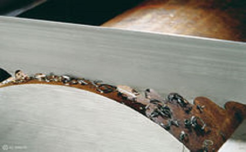 益阳带锯床线速度设定过高，为什么会导致带锯条齿尖发热加速锯条的磨损？